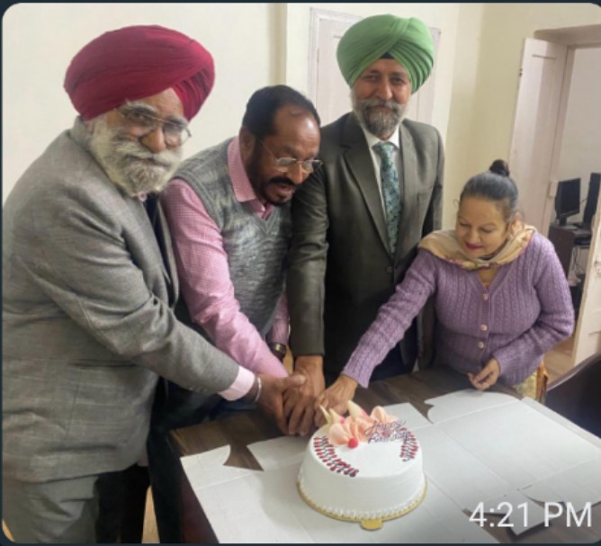 सेवानिवृत्त जनसंपर्क अधिकारियों/कर्मचारियों का जन्मदिन मनाना गया